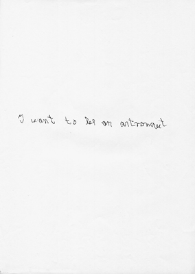 Weißes Papier, hochkant, mit geschriebenen Satz I want to be a astronaut