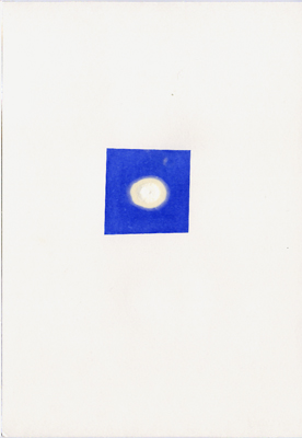 weißes Papier mit blauem Rechteck, in dessen mitte ein ausgefranzter, weißer Kreis