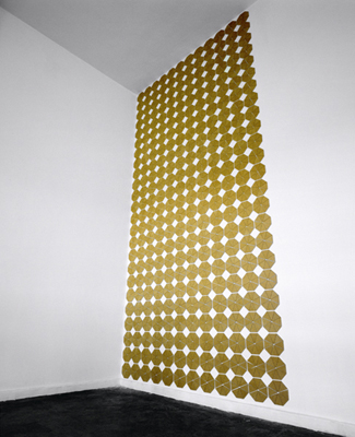 Wand mit Achtecken aus je acht Dreiecken aus braunem MDF