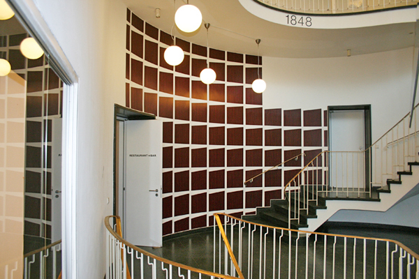 Treppenhaus mit braunen Kchelnmuster an der Wand